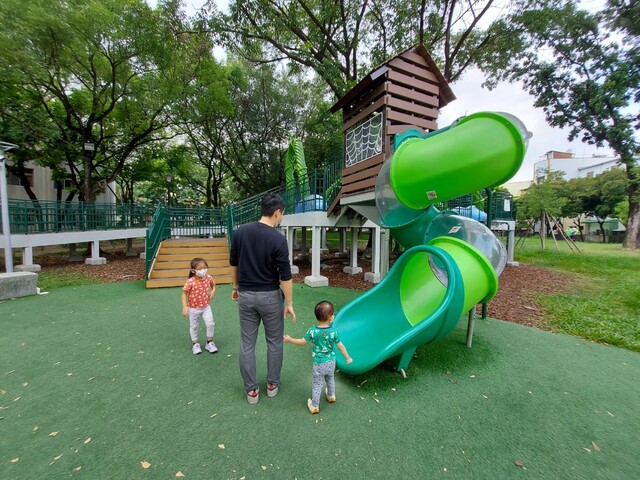 屏東和平公園樹屋溜滑梯