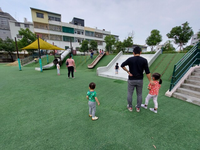 屏東和平公園溜滑梯